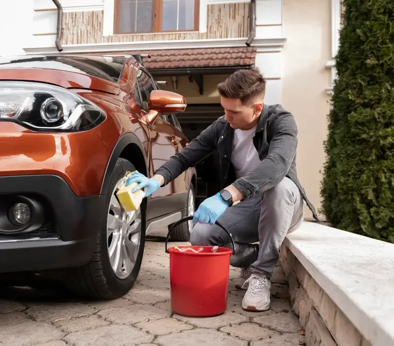 Lavage auto à domicile Aubord : professionnel intervenant sur un véhicule